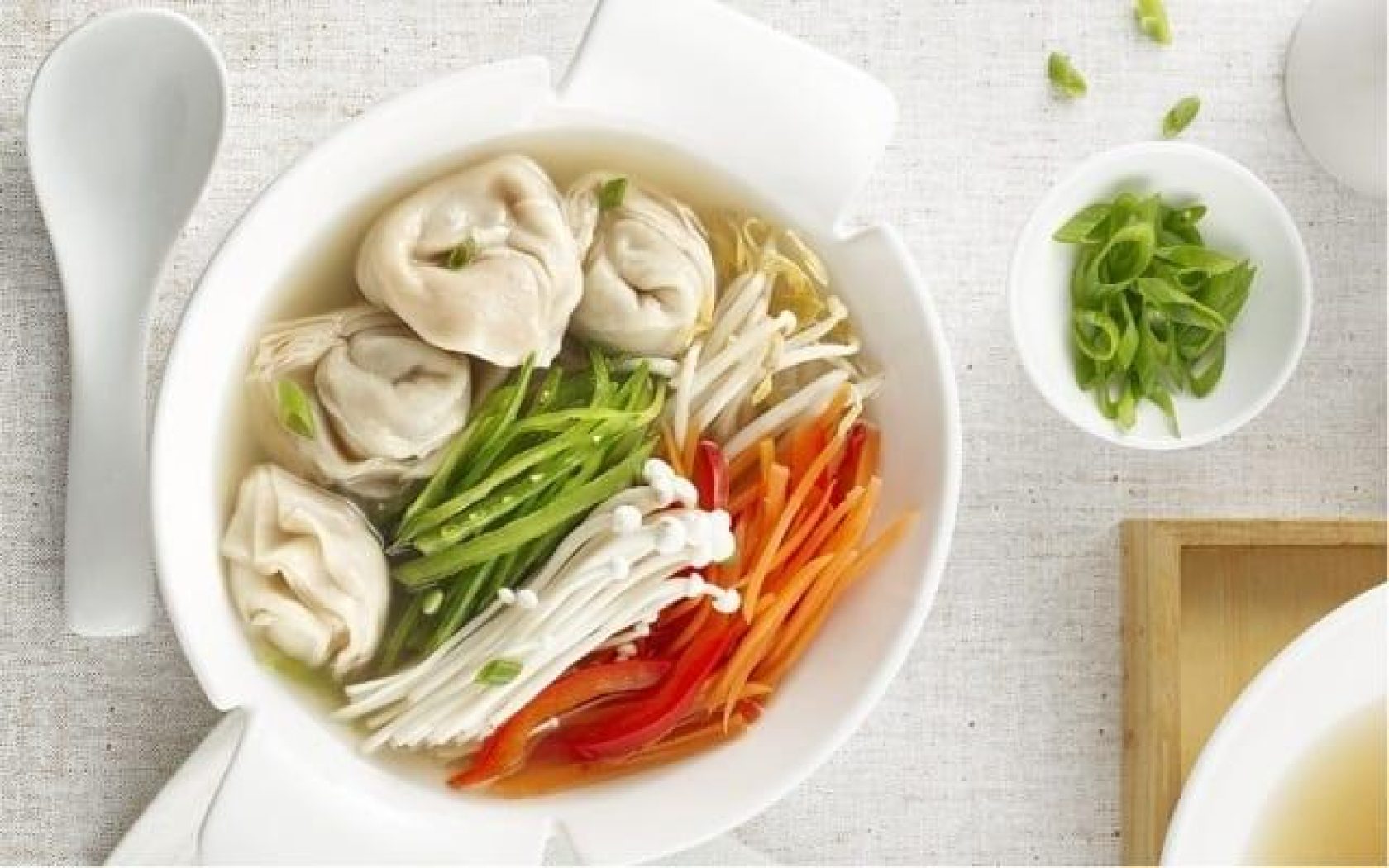 Soupe wonton gourmande aux légumes asiatiques