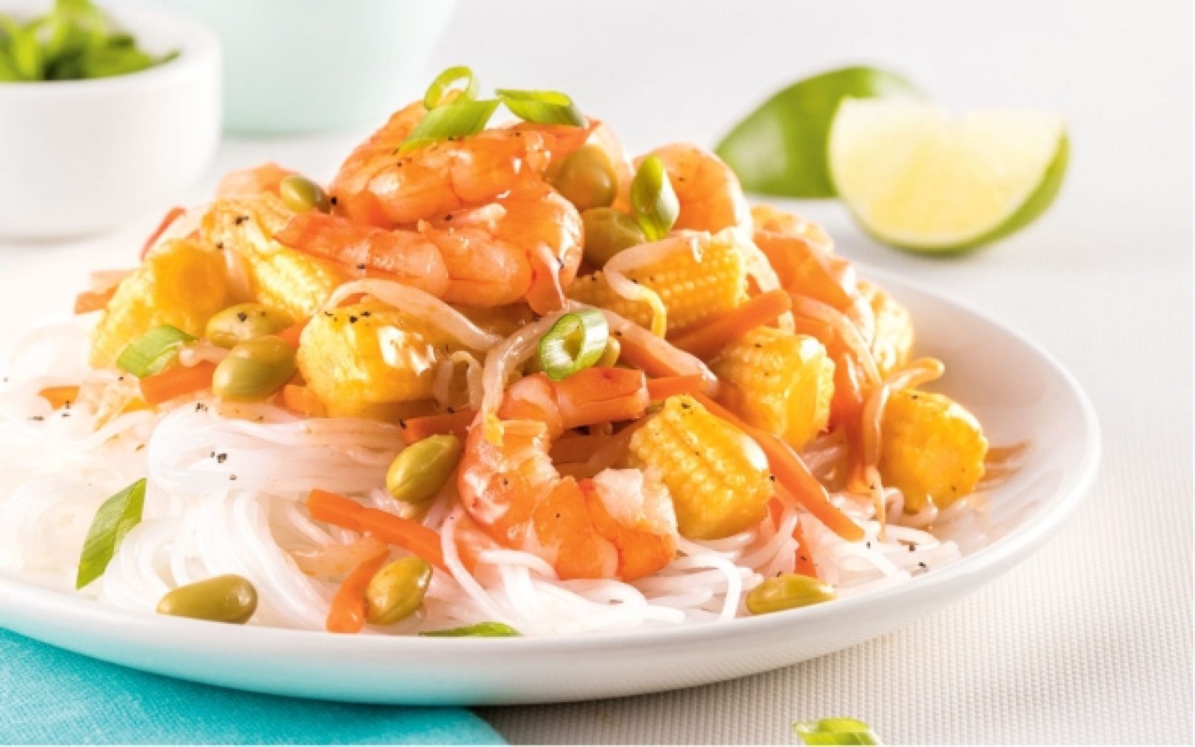 Crevettes et légumes asiatiques aigres-doux sur vermicelles de riz