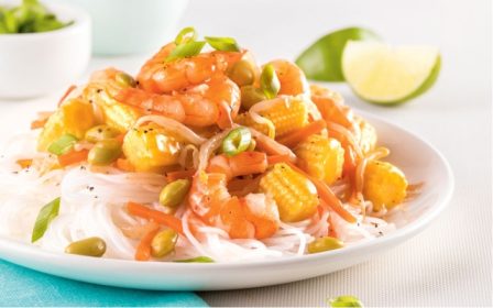 Crevettes et legumes asiatiques aigres doux sur vermicelles de riz